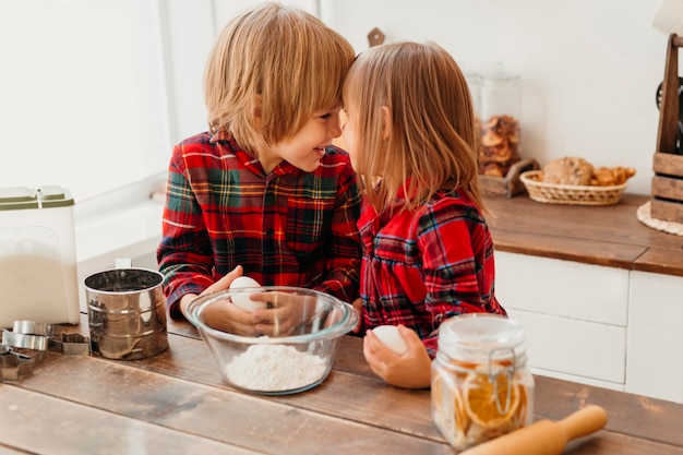 Kinderen koken in de keuken op eerste kerstdag