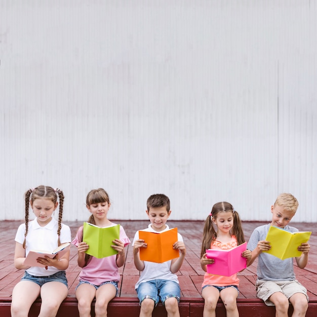 Gratis foto kinderen lezen van boeken met kopie ruimte