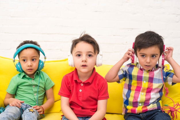 Kinderen luisteren naar muziek met een koptelefoon