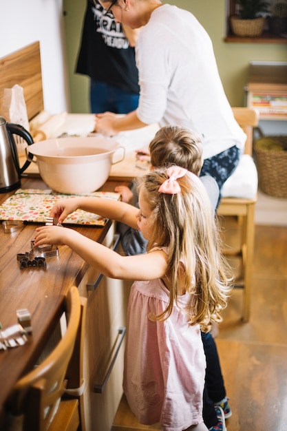 Gratis foto kinderen maken peperkoek aan tafel