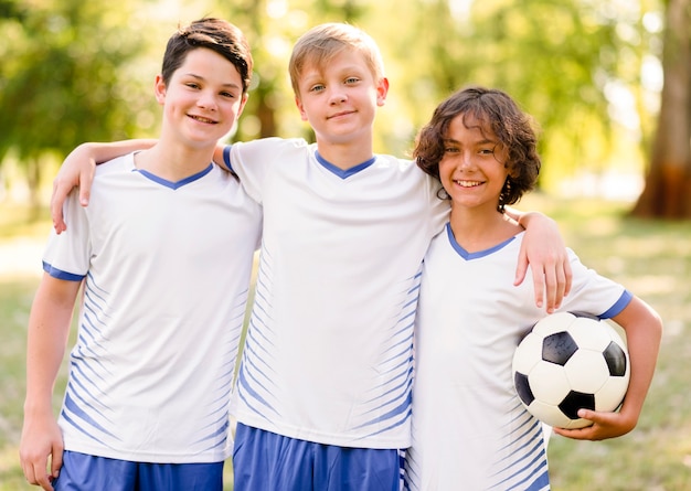 Kinderen maken zich klaar voor een voetbalwedstrijd