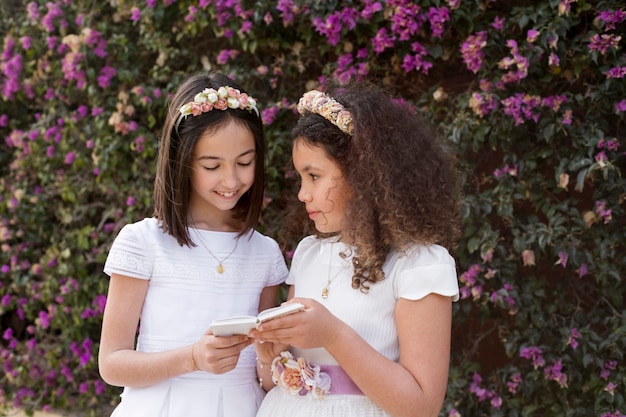 Gratis foto kinderen maken zich klaar voor hun eerste communie