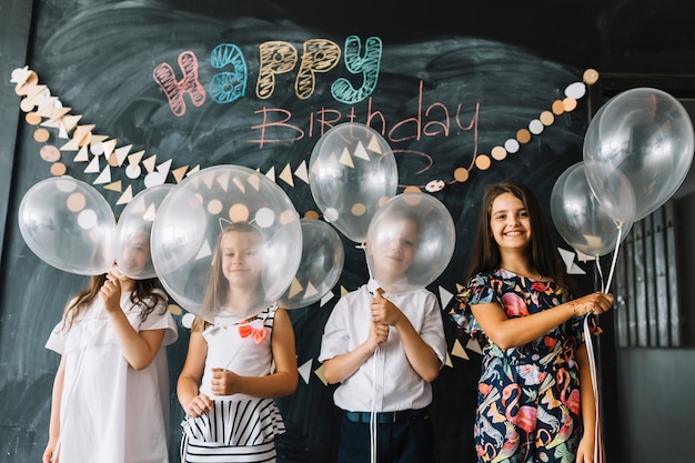 Kinderen met ballonnen op verjaardagsfeestje