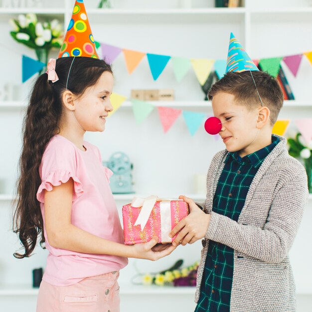 Kinderen met een cadeau op een verjaardag