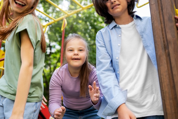 Kinderen met een lage hoek die buiten spelen