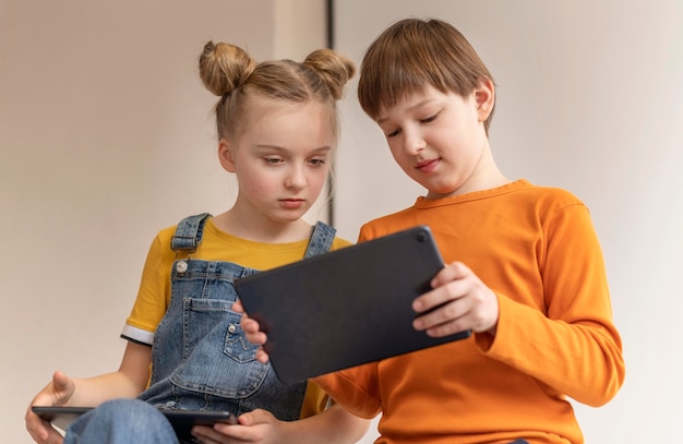 Kinderen met een lage hoek leren met apparaten