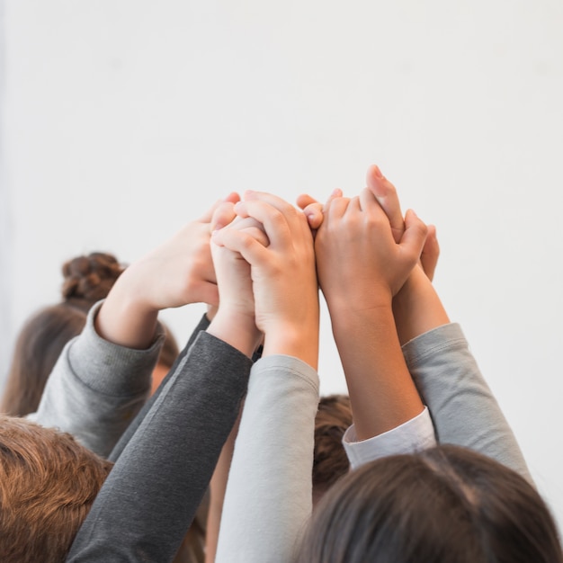 Gratis foto kinderen met hun handen omhoog