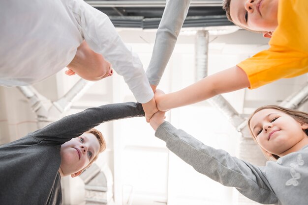 Kinderen met hun handen samen