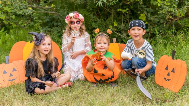 Kinderen met kostuums voor halloween