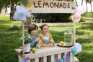 Gratis foto kinderen met limonadestand