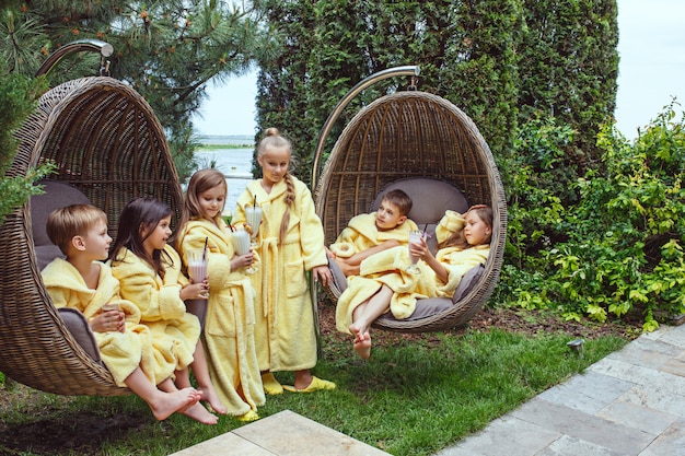 Kinderen ontspannen in de tuin