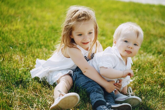 kinderen op een gras