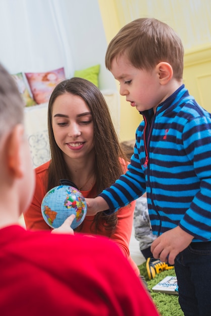 Kinderen op zoek naar een planeetmodel