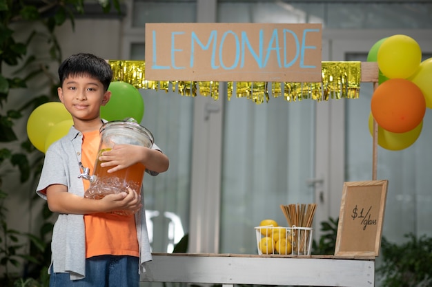 Gratis foto kinderen organiseren een limonadekraam