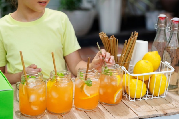 Gratis foto kinderen organiseren een limonadekraam