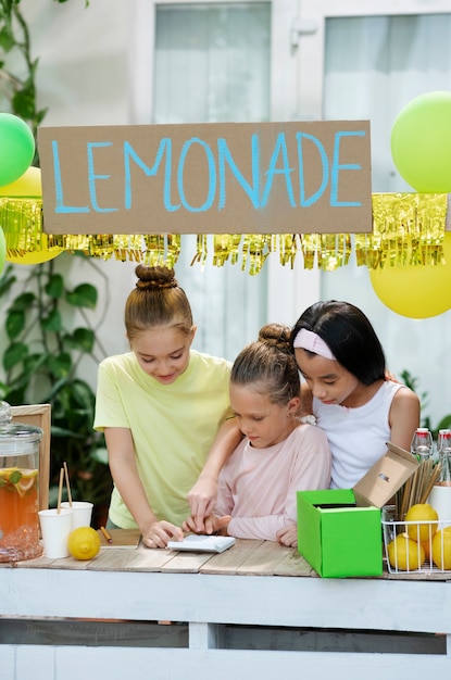 Gratis foto kinderen organiseren een limonadekraam