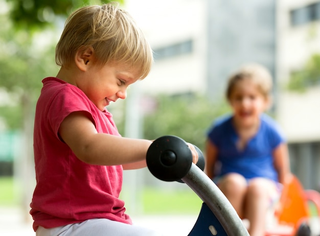 Kinderen plezier op de speelplaats