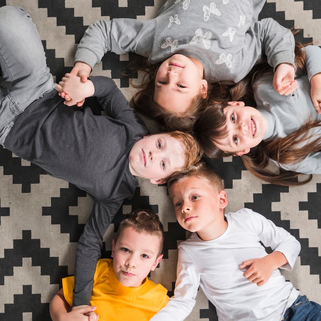 Kinderen samen poseren op de vloer te leggen