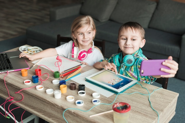 Kinderen schilderen en nemen selfie