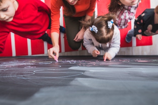 Gratis foto kinderen schilderen op blackboard