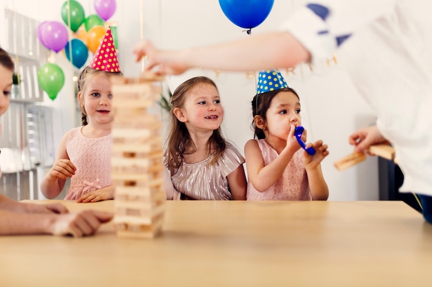 Kinderen speelspel op feestje