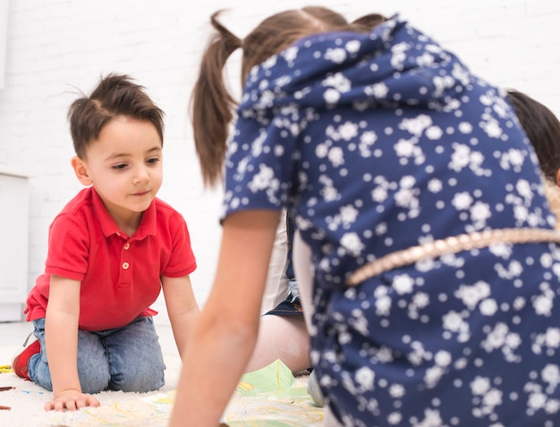 Gratis foto kinderen spelen in groep