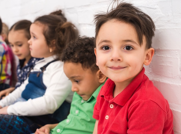 Gratis foto kinderen spelen in groep