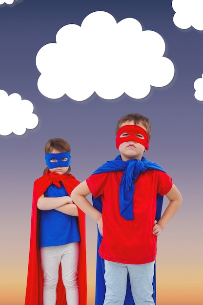 Gratis foto kinderen spelen met capes en maskers