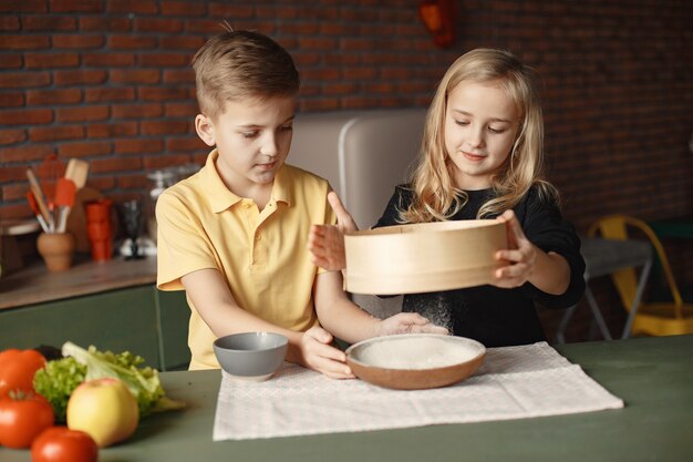 Kinderen spelen met een bloem in een keuken