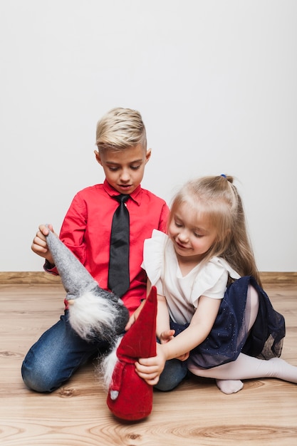 Gratis foto kinderen spelen met kerstmis