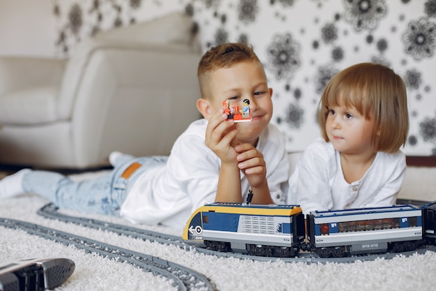 Kinderen spelen met lego en speelgoed trainen in een speelkamer