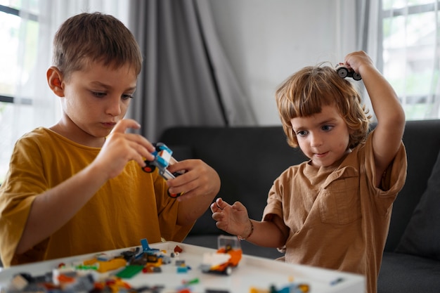 Kinderen spelen met speelgoed binnenshuis middelgroot schot