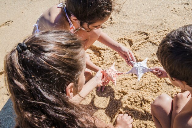 Gratis foto kinderen spelen op het zand