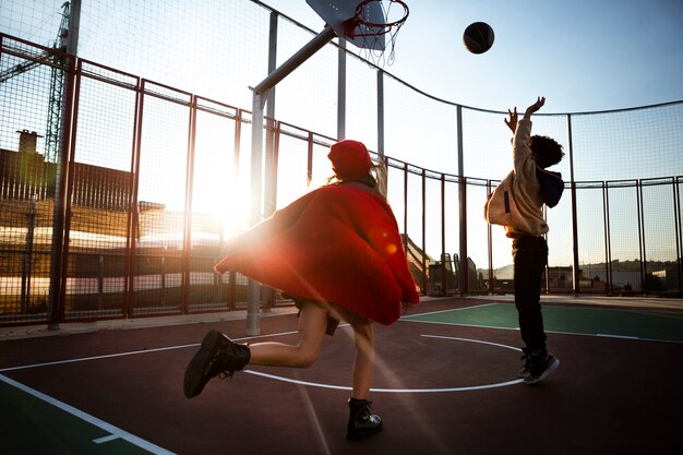 Kinderen spelen samen basketbal buitenshuis