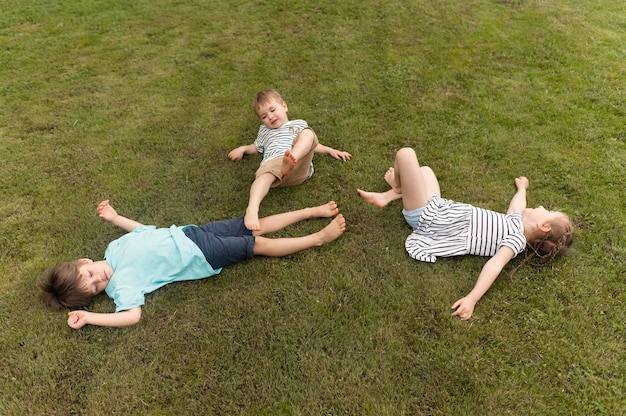 Gratis foto kinderen spelen samen