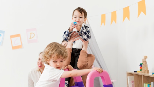 Kinderen spelen thuis met glijbaan