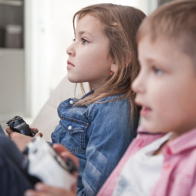 Kinderen spelen videogames