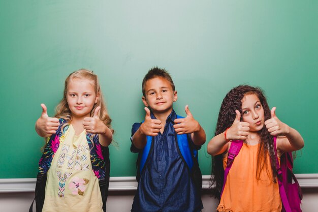 Kinderen staan ​​met duimen omhoog