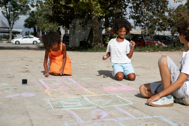 Kinderen tekenen op bestrating volledig schot