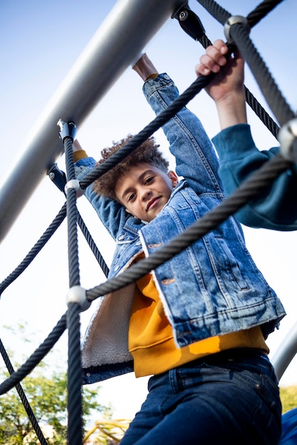 Gratis foto kinderen vermaken zich buiten in de speeltuin