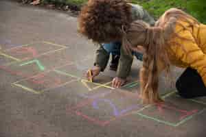 Gratis foto kinderen vermaken zich met traditionele spelletjes