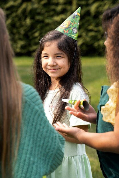 Kinderen vermaken zich op jungle themafeest