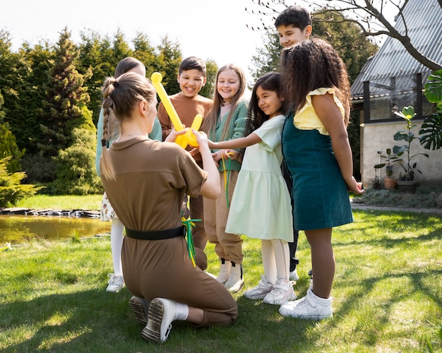 Kinderen vermaken zich op jungle themafeest