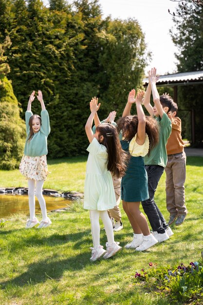 Kinderen vermaken zich op jungle themafeest