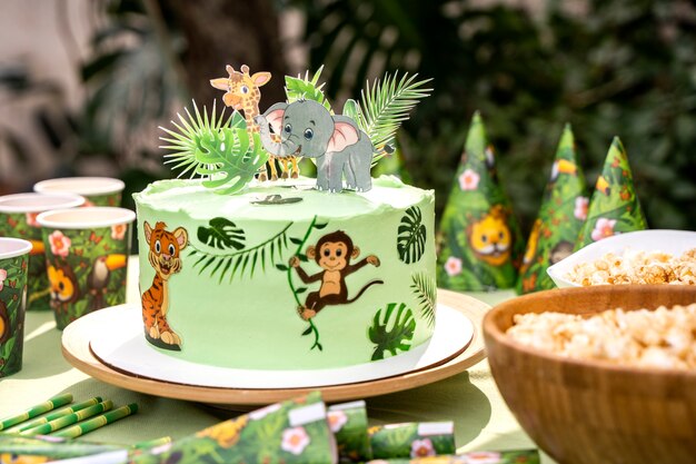 Kinderen vermaken zich op jungle themafeest