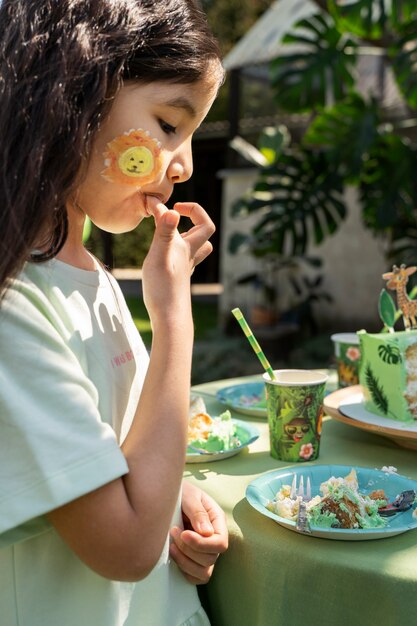 Kinderen vermaken zich op jungle themafeest