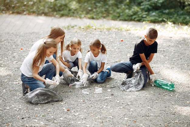 Kinderen verzamelt afval in vuilniszakken in park