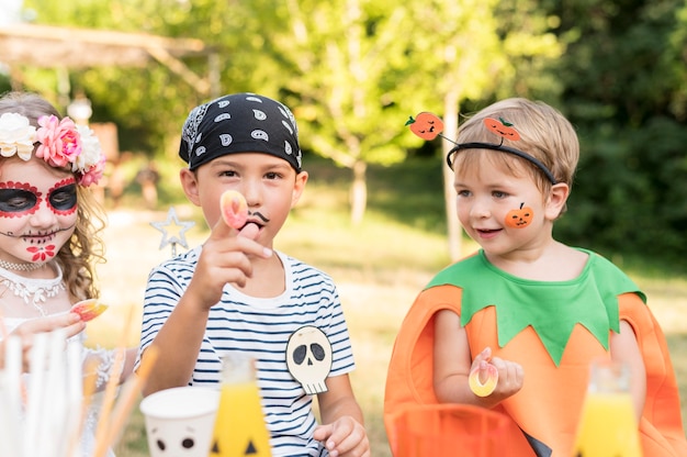 Kinderen vieren halloween in park