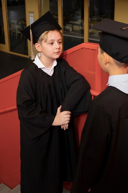 Kinderen vieren het afstuderen van de kleuterschool