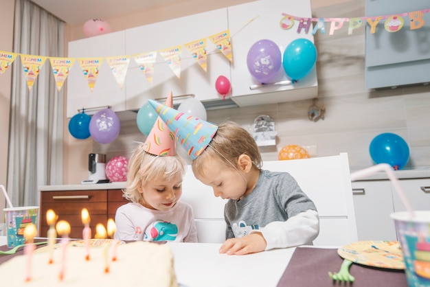 Kinderen vieren verjaardag